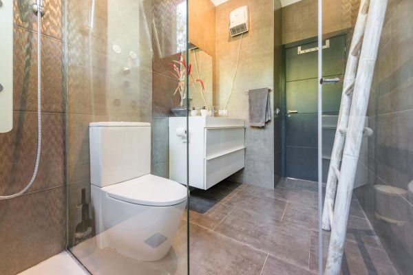 resa-victoria-rental-ibiza-can-roberto-bathroom-251241023-A4B1-AD95-F649-874CDCC04D1C.jpg
